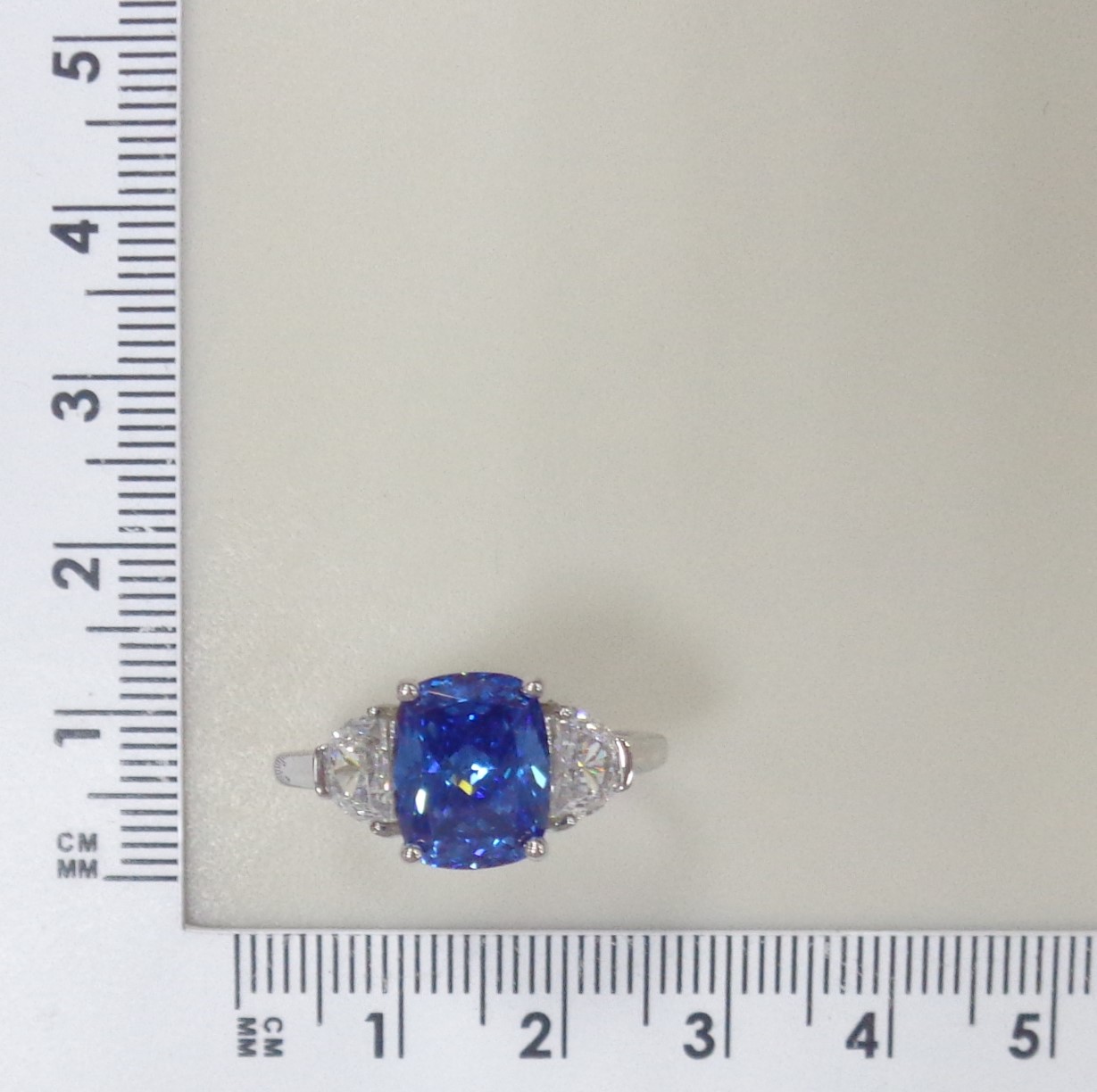 Серебряное кольцо 925 пробы; вставки 1 Фианит синий; 2 Фианит бесцв.;